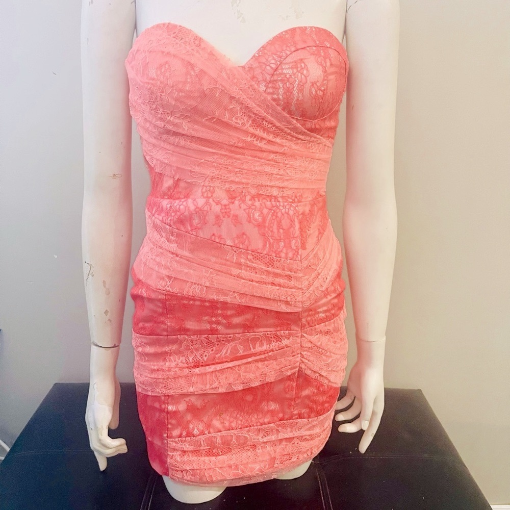 Romantic Lace bebe strapless dress, perfect for Valentine’s Day (XS)